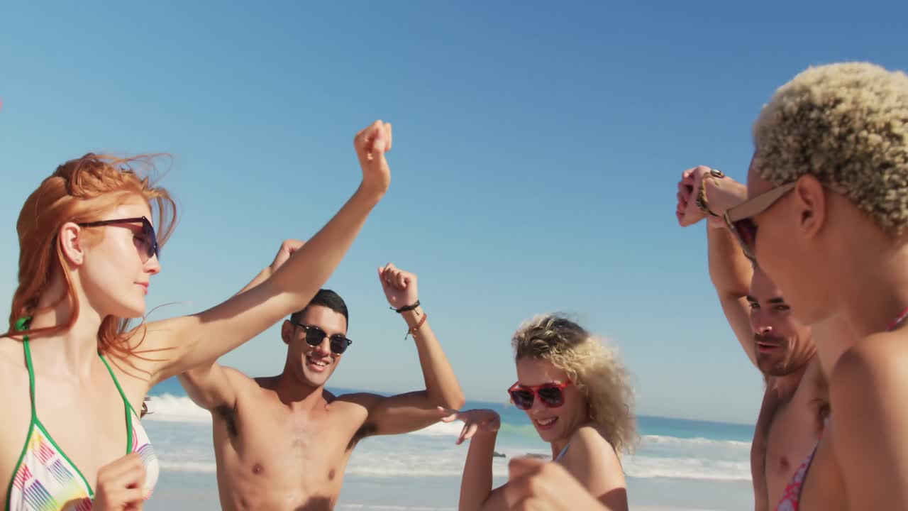 해변에서 춤추는 젊은 성인 친구들 4k