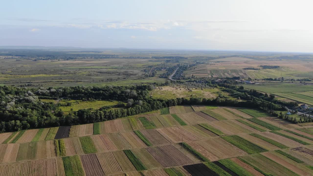vista aérea de tierras agrícolas en ucrania en un tranquilo día de verano