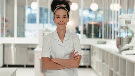 cara, chef y sonrisa de mujer con los brazos cruzados