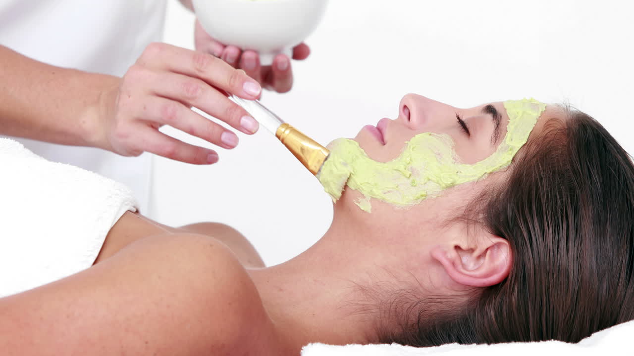 mujer disfrutando de un tratamiento facial