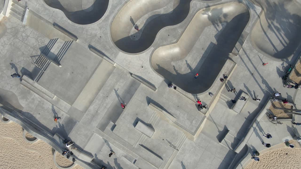 vista aérea de los patinadores de venice beach en un parque sakate los angeles california