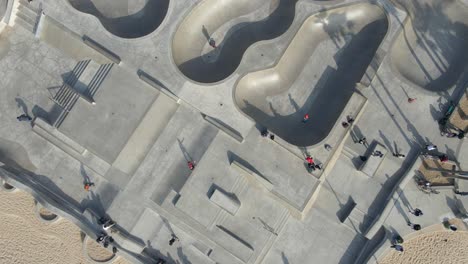 Aerial-view-of-Venice-beach-skaters-on-a-sakate-park-Los-Angeles-California