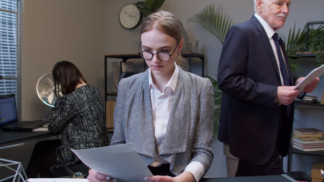 недовольный расстроенный бизнес-бухгалтер девушка раздражена грустная сердитая после анализа бумаг в офисе