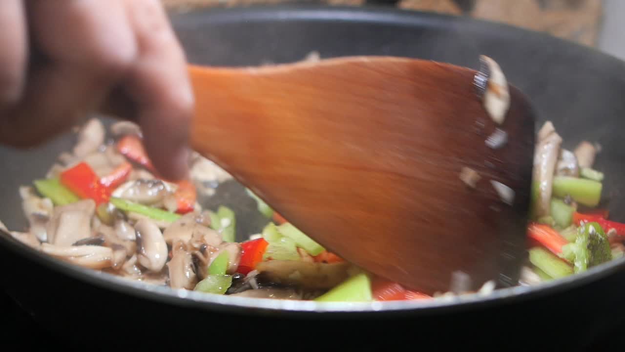 cocinar verduras en una sartén