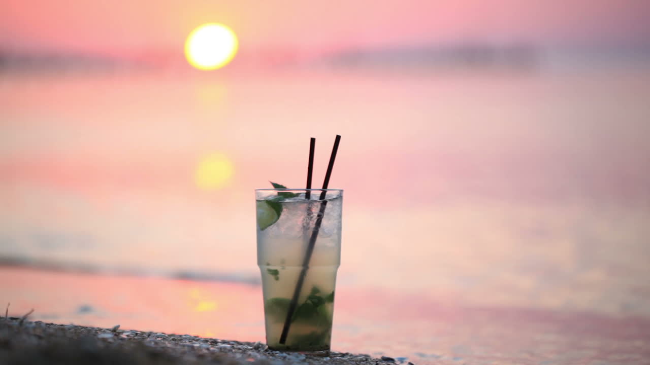 cóctel de mojito en la orilla del mar