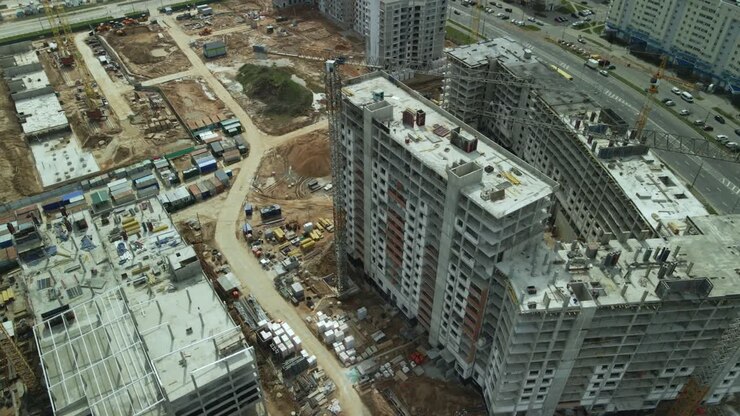 Grande cantiere edile. Costruzione di un moderno edificio residenziale a più piani