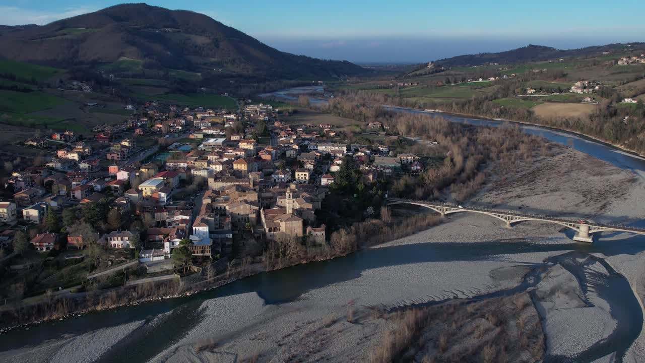 imágenes aéreas de aterrizaje de drones al atardecer en el pueblo de travo en el valle del río trebbia, piacenza, italia