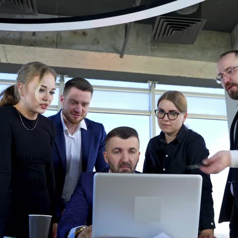 team leader explaining ideas to collegues. group of employees talking in modern office
