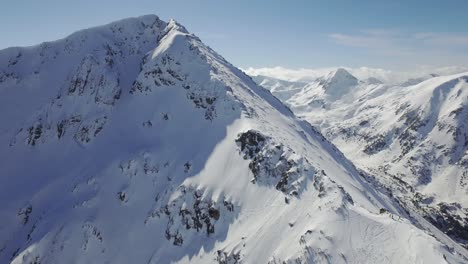 picos de montañas nevadas