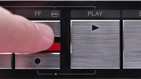 Extreme-Nahaufnahme-Von-Tasten-Auf-Einem-Alten-Antiken-Oder-Vintage-videorecorder,-Der-Die-Schnellvorlauftaste-Drückt