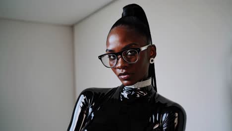 mujer negra elegante en traje de gato
