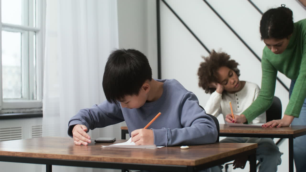 학교 에 있는 아시아 소년