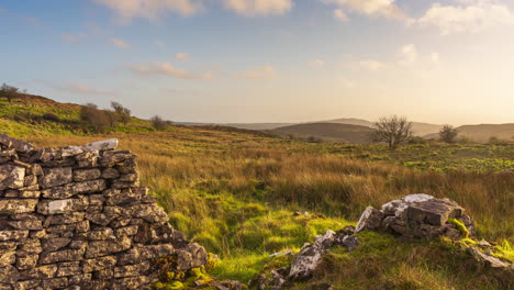 Timelapse-De-Tierras-De-Cultivo-De-Naturaleza-Rural-Con-Ruinas-De-Antiguas-Paredes-De-Piedra-En-Primer-Plano-Durante-La-Espectacular-Noche-Nublada-De-Puesta-De-Sol-Vista-Desde-Carrowkeel-En-El-Condado-De-Sligo-En-Irlanda