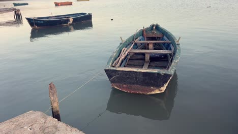 vista estática de la popa de un barco de pesca amarrado en la marina.