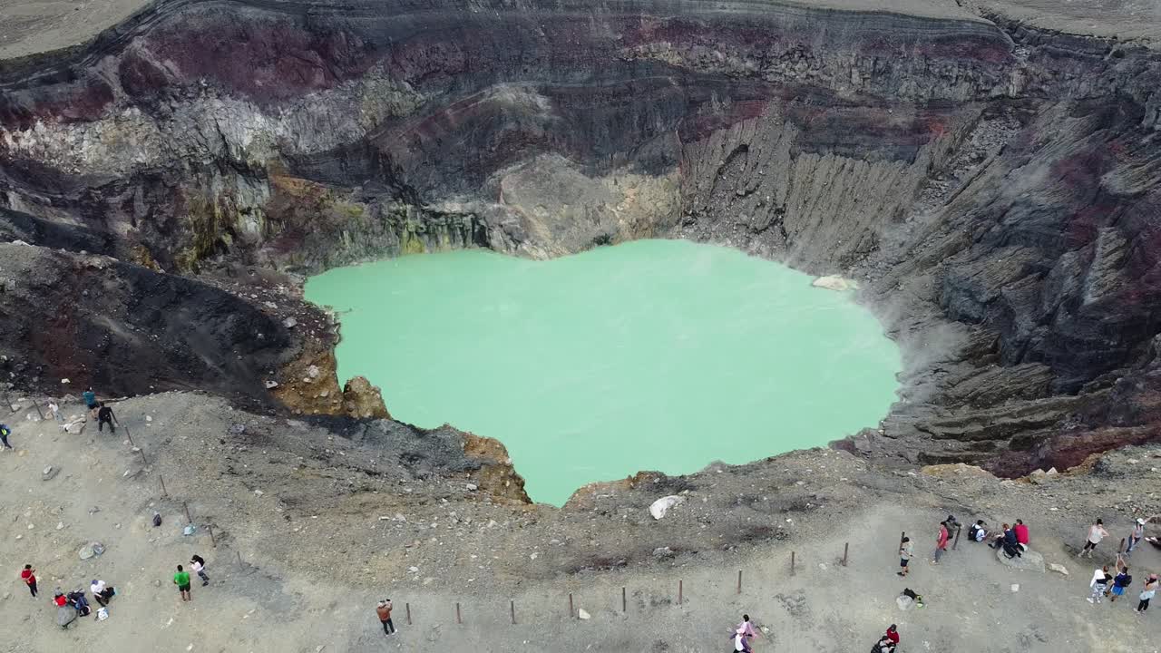 volando fuera del volcan en el salvador