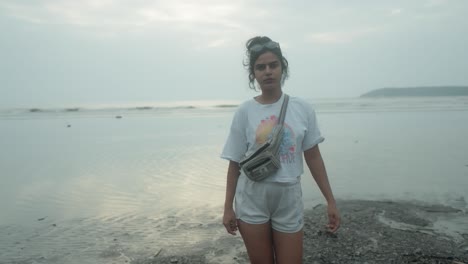 Una-Hermosa-Joven-Asiática-En-La-Playa-Caminando-Lentamente-Hacia-La-Cámara.