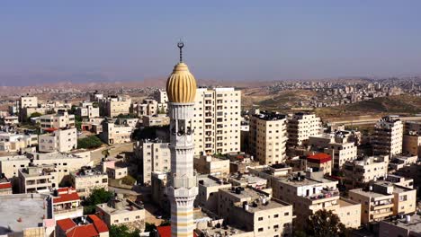 minarete de la torre de la mezquita en el campamento de refugiados de shuafat, vista aérea de jerusalén