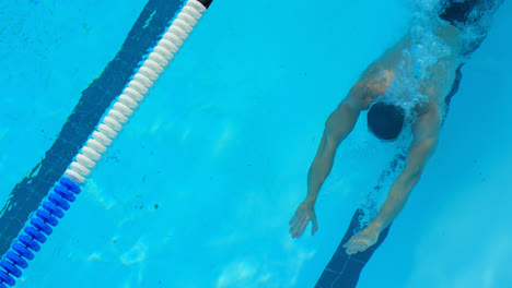 nadador masculino nadando bajo el agua en la piscina 4k