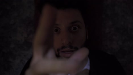 el esquizofrénico se vuelve loco y se ríe.