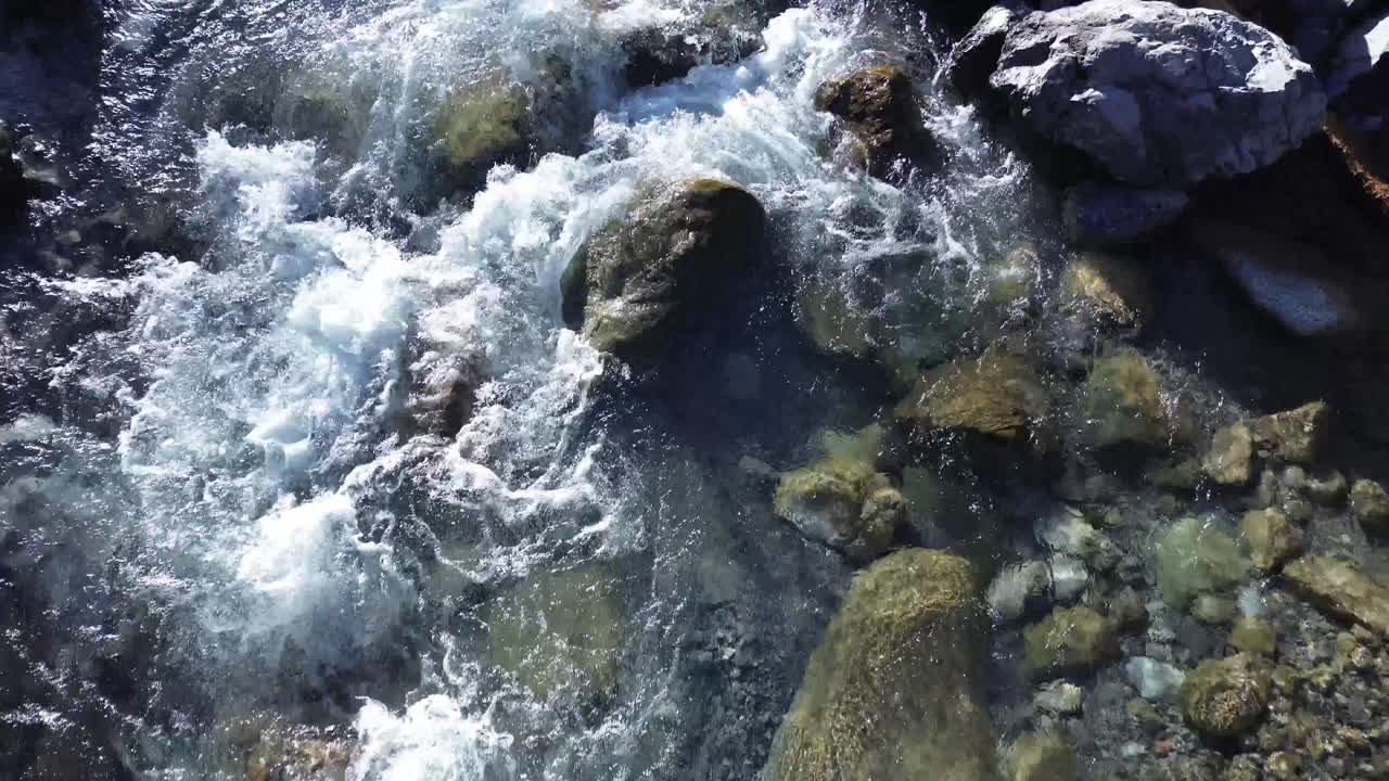 Primo piano dall'alto sul fiume.