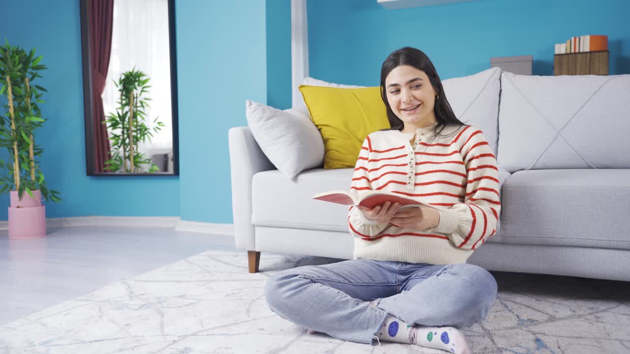 책 읽는 틀을 착용한 젊은 여성.