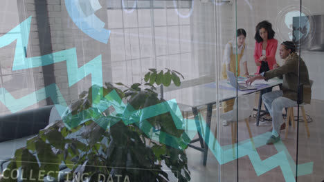animación del procesamiento de datos financieros sobre diversas personas de negocios que se reúnen en la oficina