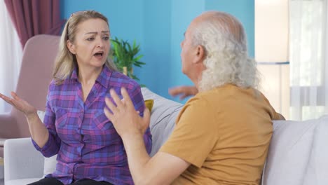 La-Mujer-Sale-De-La-Casa.-Separación-De-Pareja.