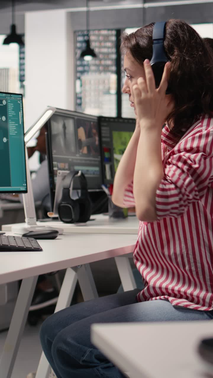 Vertikales Video: Mitarbeiterin gibt Prompt in generativer KI-Agent-Chatbot-Software ein