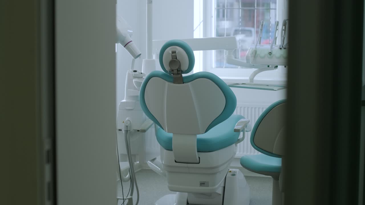 pratica dentale moderna. sedia dentale e altri accessori utilizzati dai dentisti in blu, luce medica. fisheye