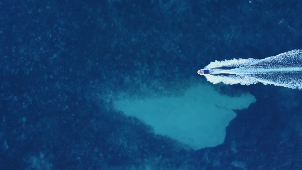 보트 진정 깊고 푸른 물 아름다운 바다 진정 바다 외로운 선 휴식 리플 물