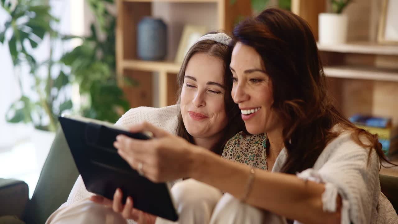 두 명의 여성이 태블릿을 보고 있습니다.