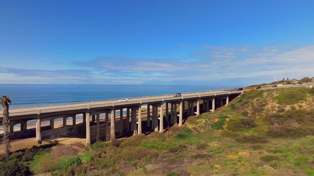 미국 캘리포니아 델 마르 해안 에 있는 노스 토리 파인스 도로 다리