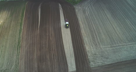 Campo-De-Siembra-Y-Cultivo-De-Tractores-Agrícolas