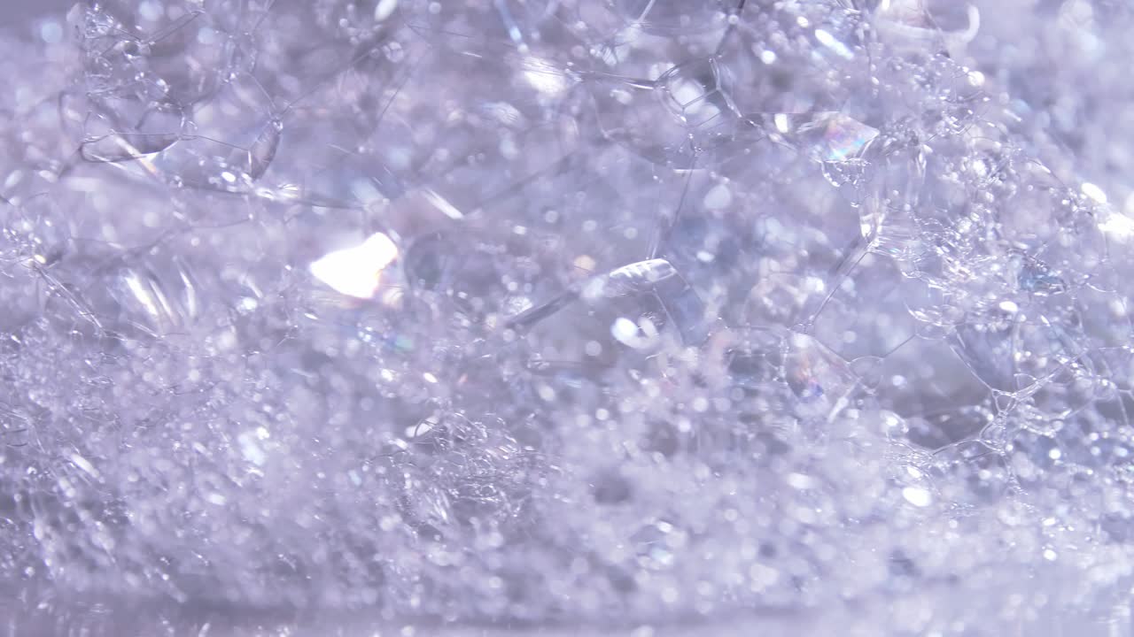 회전 슬로우 모션 및 파란색 복사 공간 배경이 있는 예술적 흐림 거품 및 점