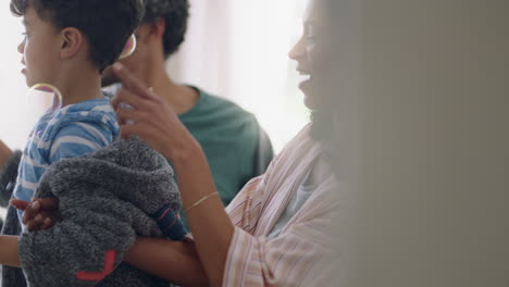 Lindo-Niño-Jugando-Con-Pompas-De-Jabón-En-Casa-Madre-Y-Padre-Divirtiéndose-Con-El-Niño-En-Casa-Disfrutando-Del-Tiempo-En-Familia-El-Fin-De-Semana