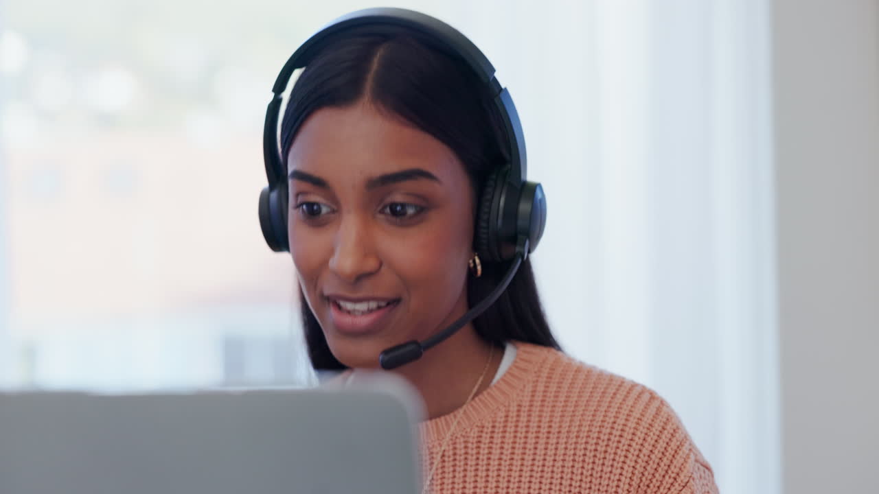 Donna felice, call center e riunione virtuale