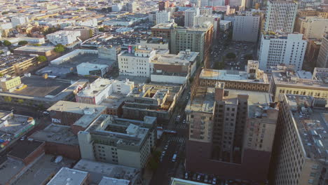 vuelo aéreo sobre edificios comerciales de gran altura del distrito del centro de la ciudad de los ángeles