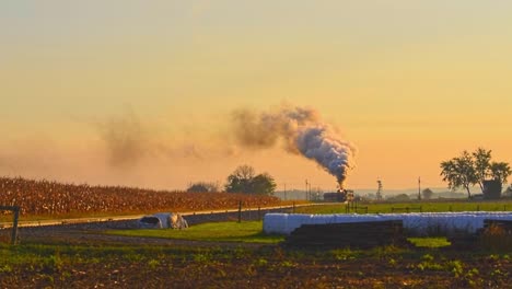 Un-Tren-De-Pasajeros-De-Vapor-Que-Se-Acerca-Con-La-Cabeza-Llena-De-Vapor-Al-Amanecer-Durante-La-Hora-Dorada