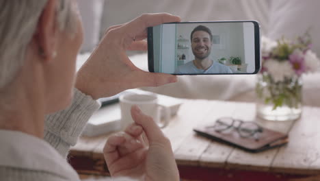 Mujer-Madura-Teniendo-Video-Chat-Usando-Un-Teléfono-Inteligente-Madre-Sorda-Conversando-Con-Su-Hijo-Con-Lenguaje-De-Señas-Disfrutando-De-Una-Conversación-Con-Su-Familia-Por-Teléfono-Móvil-Comunicación-Con-Personas-Con-Discapacidad-Auditiva