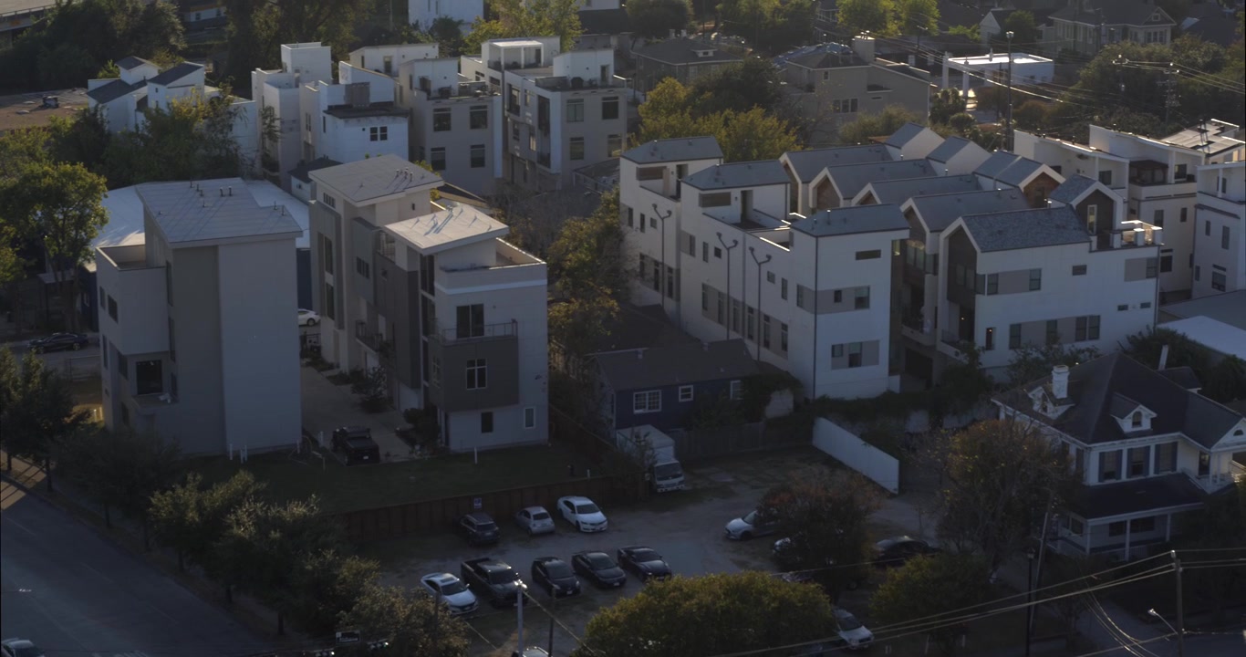 Droneudsigt over nybyggede huse i Houston Third Ward-området.