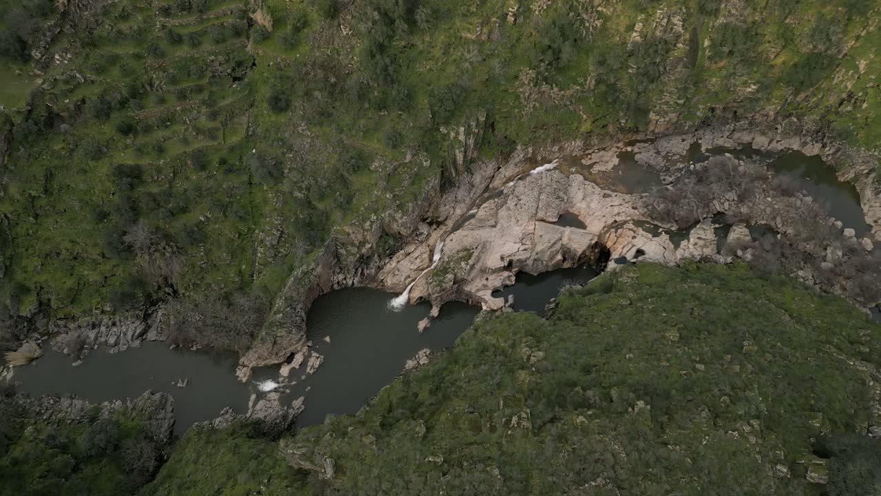 curva del río varosa desde el aire - valdigem, lamego, portugal