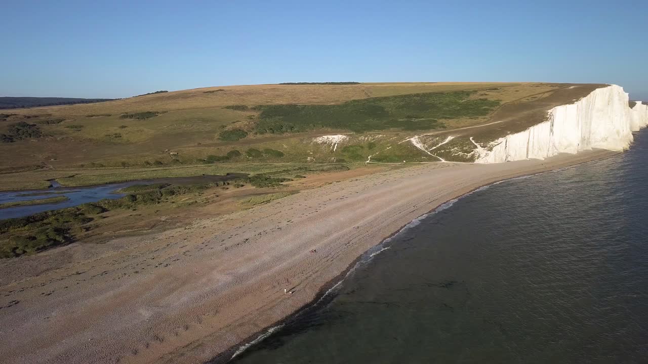 hermosa playa tranquila junto a los acantilados en un lugar escondido para sanar a tu niño interior suelta la energía destructiva para dejar de pensar demasiado pura energía limpia y positiva vibraciones cámara lenta atrae milagros