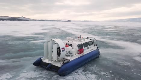 hovercraft en un lago congelado