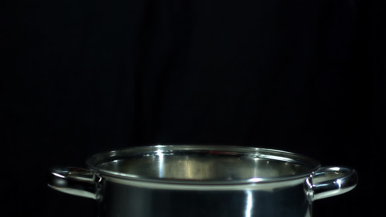 tomates de cereza cayendo en la olla