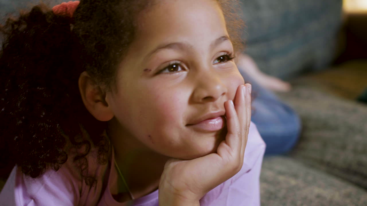 집에서 영화를 보는 아이