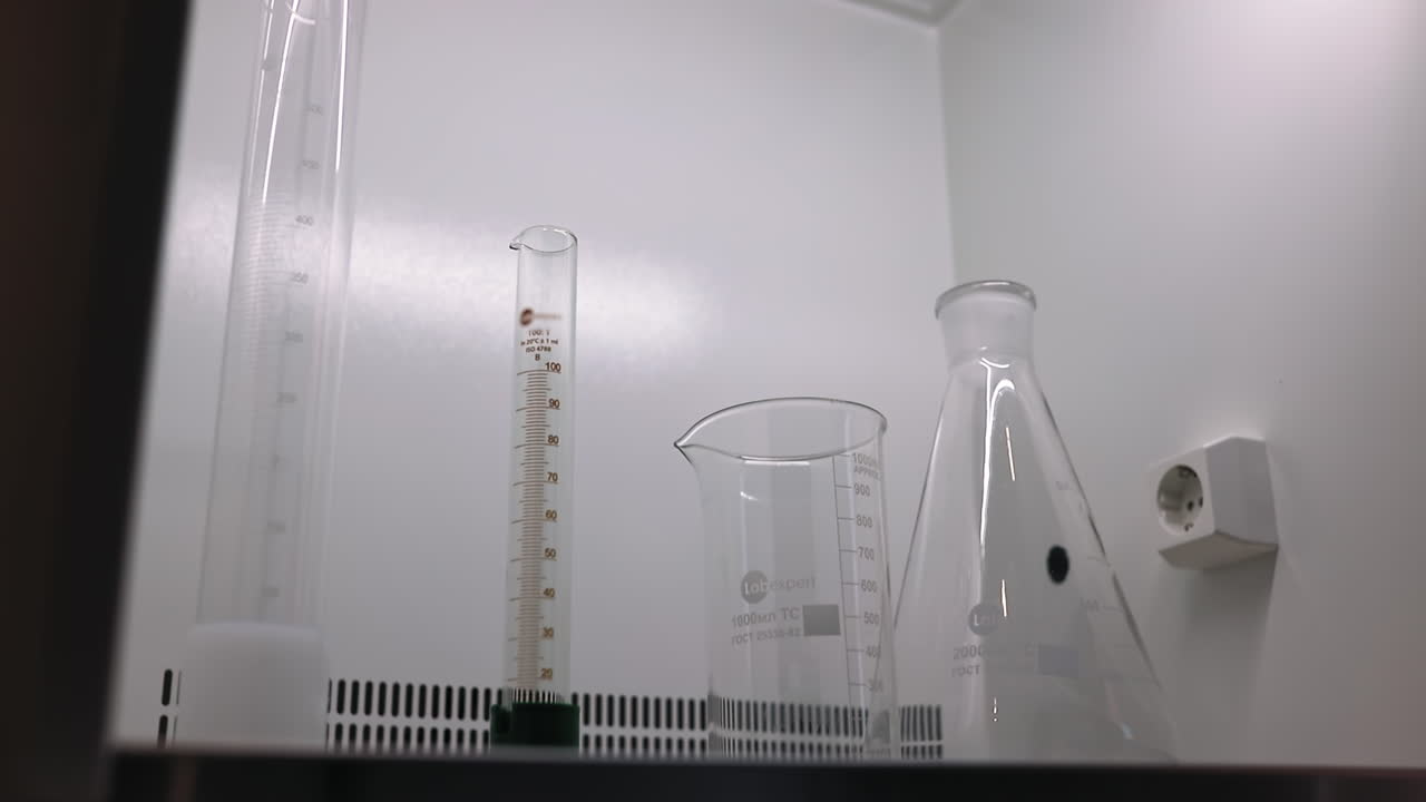 лабораторная стеклянная посуда в шкафу