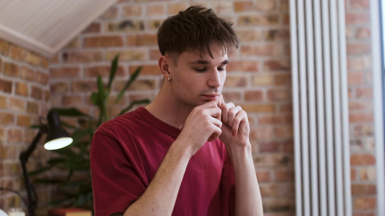 침실에 있는 남자