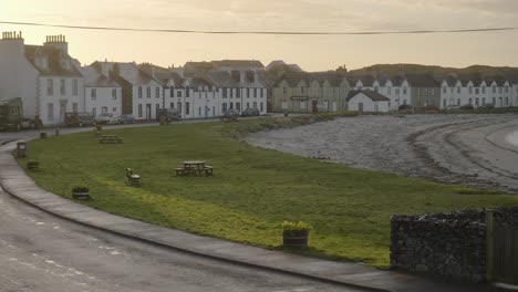 Goldene-Morgensonne-über-Der-Hauptstraße-Von-Port-Ellen