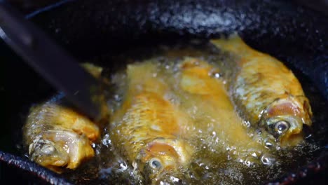 pescado frito en una sartén