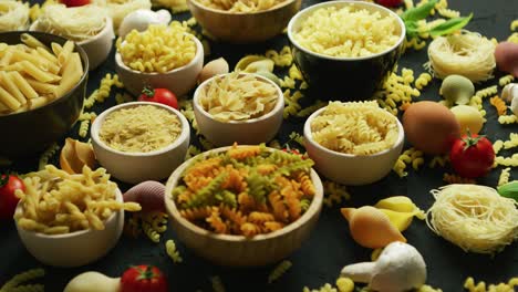 cuencos con variedad de macarrones